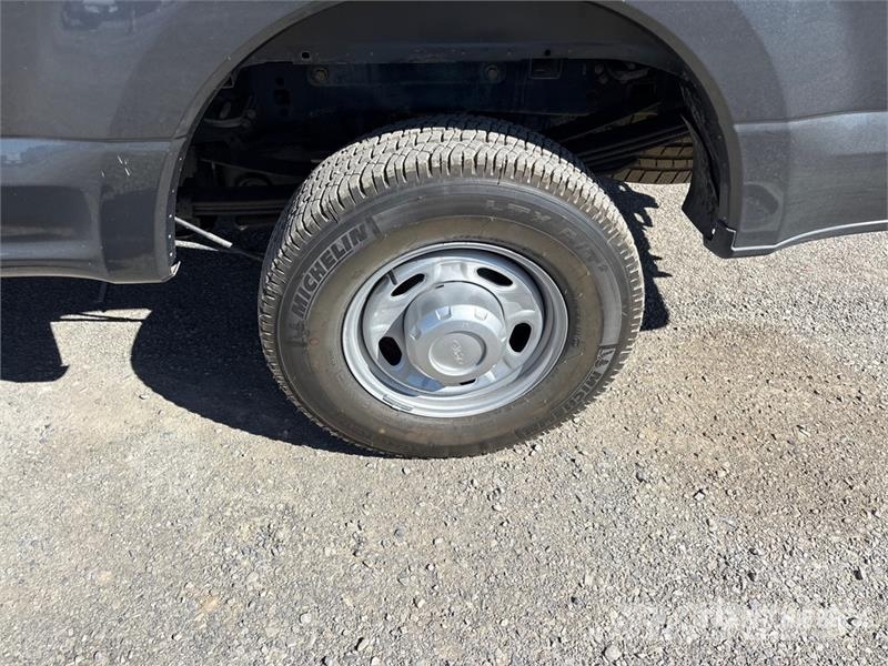 Ford F-350 XL 4x4 Crew Cab Pickup Other