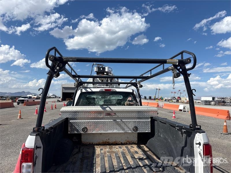 Ford F-350 XL 4x4 Crew Cab Pickup Egyéb