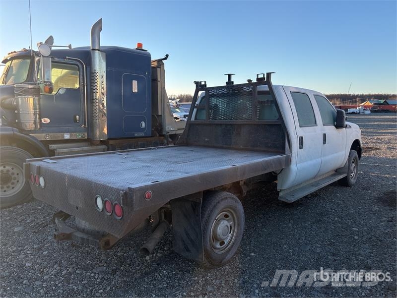 Ford F-350 XL 4x4 Crew Cab Flatbed Truck (Inoperable) Platformas/izkraušana no sāniem