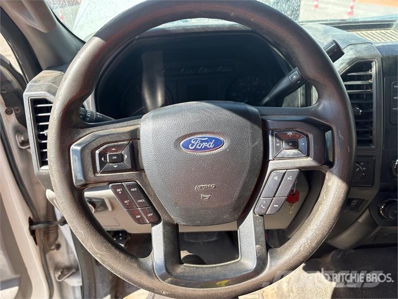 Ford F-350 XL 4x4 Crew Cab Pickup Egyéb