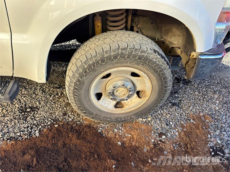 Ford F-350 XL 4x4 Crew Cab Pickup Drugi