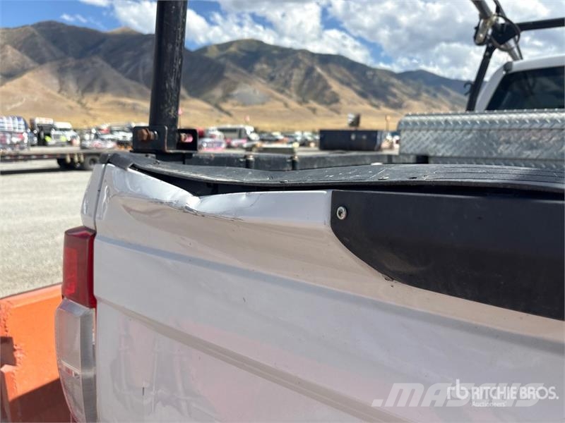 Ford F-350 XL 4x4 Crew Cab Pickup Egyéb