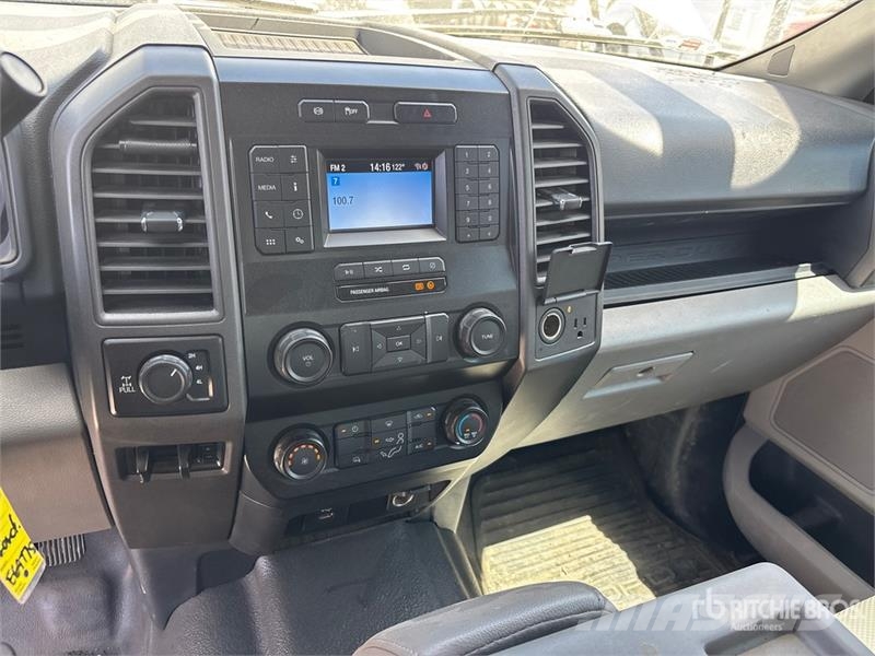 Ford F-350 XL 4x4 Crew Cab Utility Truck Vieglais kravas automobilis/izkraušana no sāniem