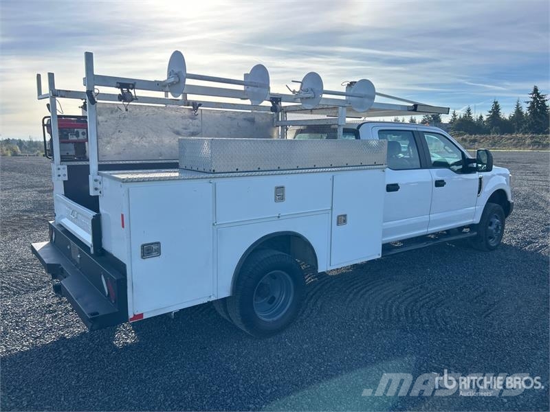 Ford F-350 XL 4x4 Crew Cab Utility Truck Pick up/Dropside