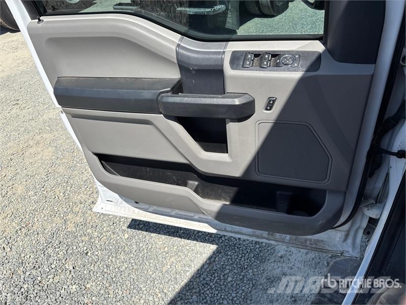 Ford F-350 XL 4x4 Crew Cab Utility Truck Vieglais kravas automobilis/izkraušana no sāniem