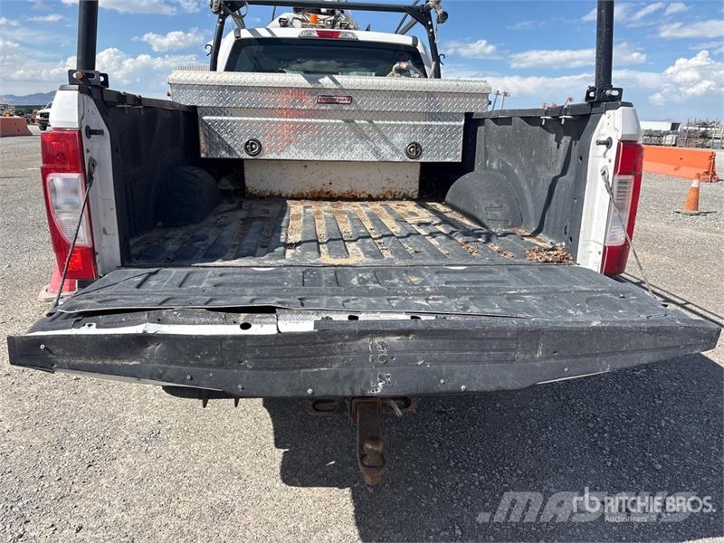 Ford F-350 XL 4x4 Crew Cab Pickup Egyéb