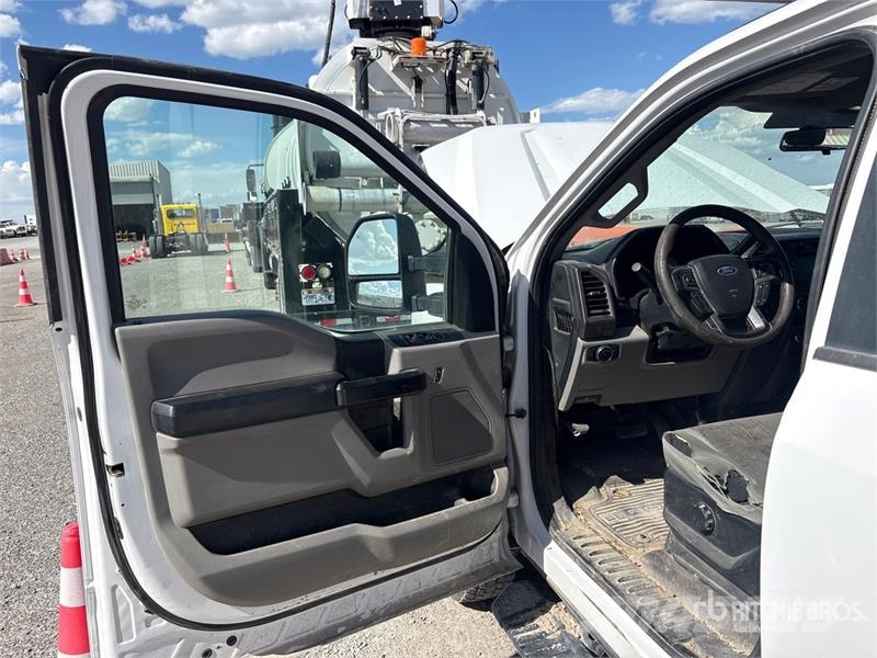 Ford F-350 XL 4x4 Crew Cab Pickup Egyéb