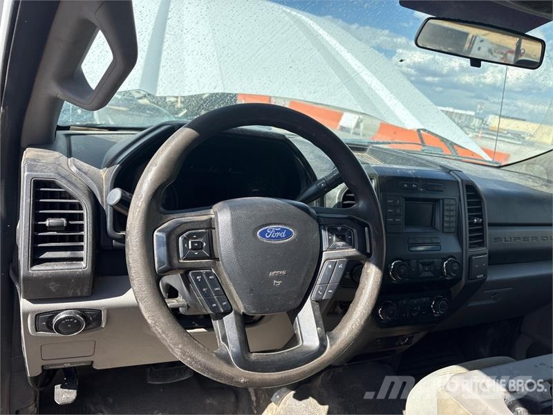 Ford F-350 XL 4x4 Crew Cab Pickup Egyéb