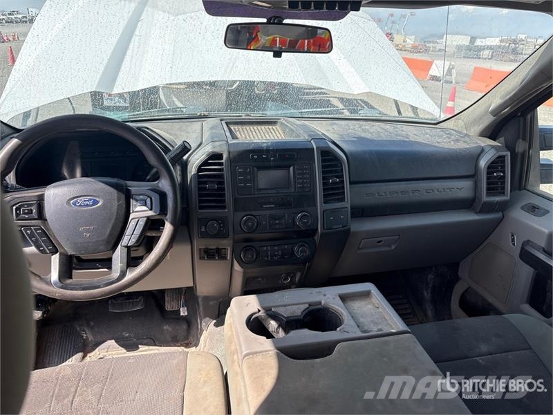 Ford F-350 XL 4x4 Crew Cab Pickup Egyéb