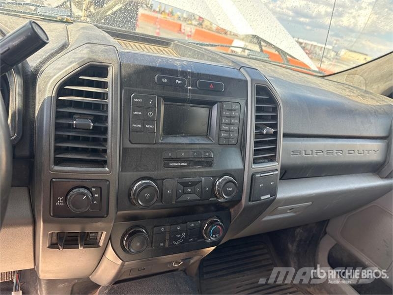 Ford F-350 XL 4x4 Crew Cab Pickup Egyéb