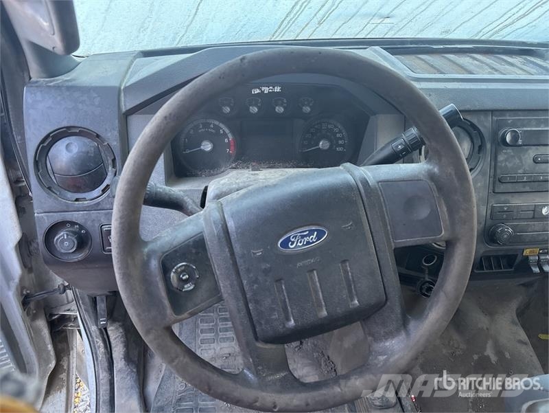 Ford F-350 XL 4x4 Crew Cab Flatbed Truck (Inoperable) Platformas/izkraušana no sāniem