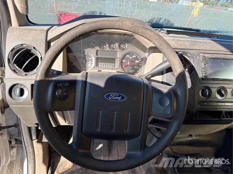 Ford F-350 XL 4x4 Crew Cab Pickup Drugi