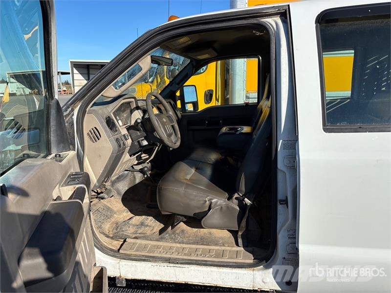 Ford F-350 XL 4x4 Crew Cab Pickup Drugi