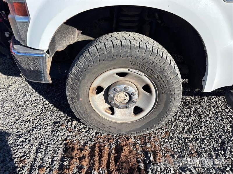 Ford F-350 XL 4x4 Crew Cab Pickup Drugi