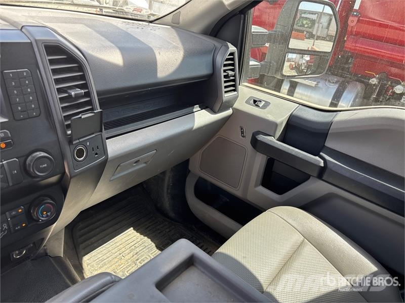 Ford F-350 XL 4x4 Crew Cab Utility Truck Vieglais kravas automobilis/izkraušana no sāniem