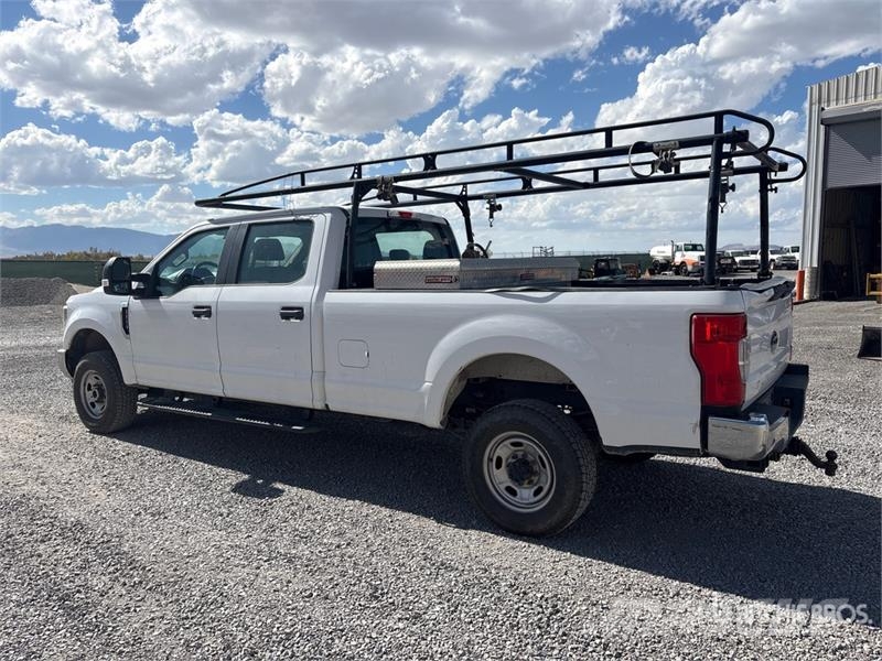 Ford F-350 XL 4x4 Crew Cab Pickup Egyéb