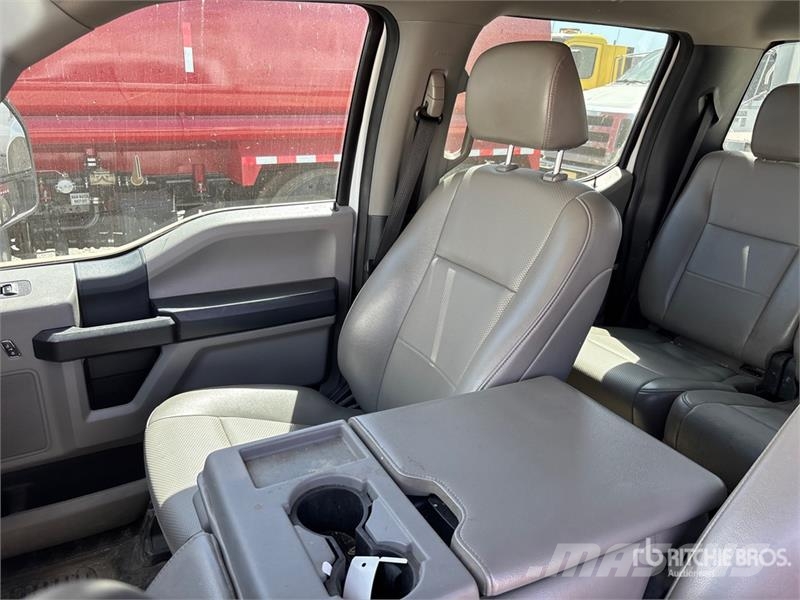 Ford F-350 XL 4x4 Crew Cab Utility Truck Vieglais kravas automobilis/izkraušana no sāniem