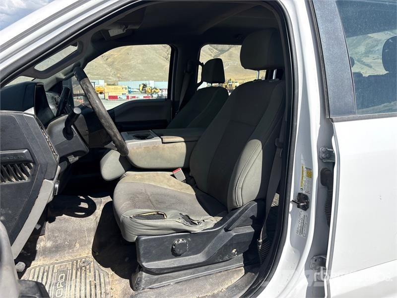 Ford F-350 XL 4x4 Crew Cab Pickup Egyéb
