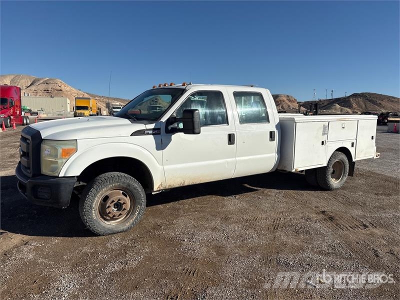 Ford F-350 XL 4x4 Crew Cab Utility Truck Flakbilar/Pickuper
