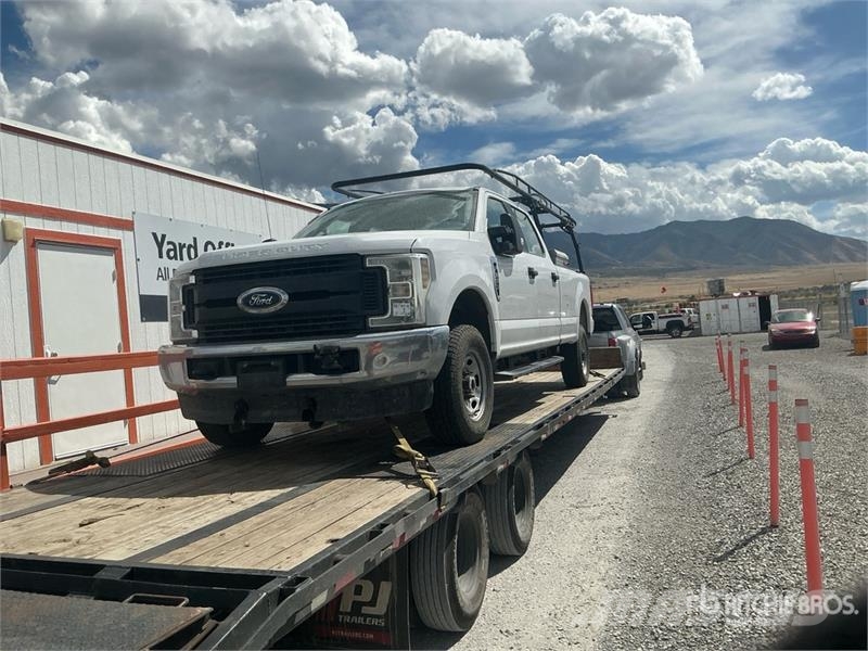 Ford F-350 XL 4x4 Crew Cab Pickup Other