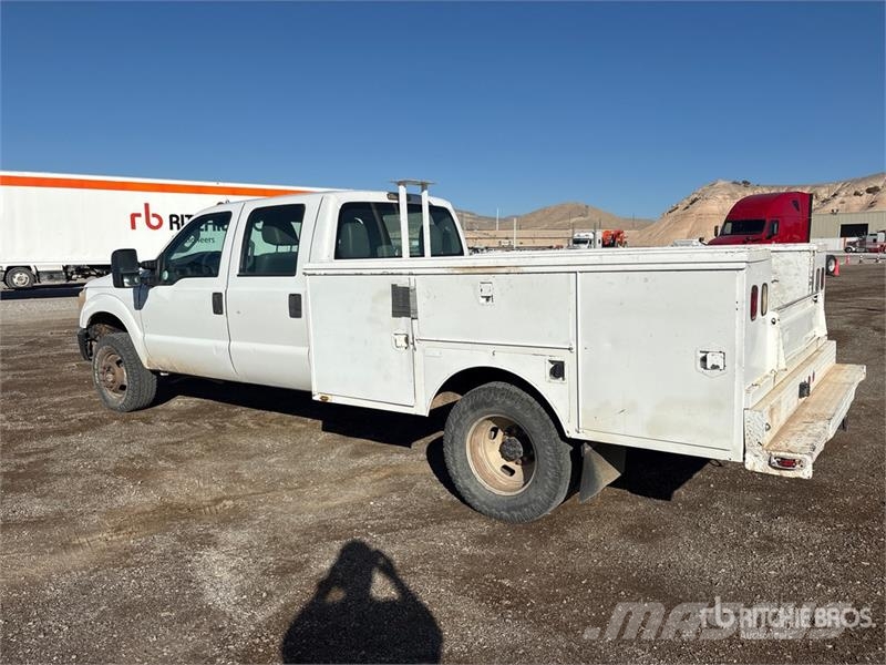 Ford F-350 XL 4x4 Crew Cab Utility Truck Flakbilar/Pickuper