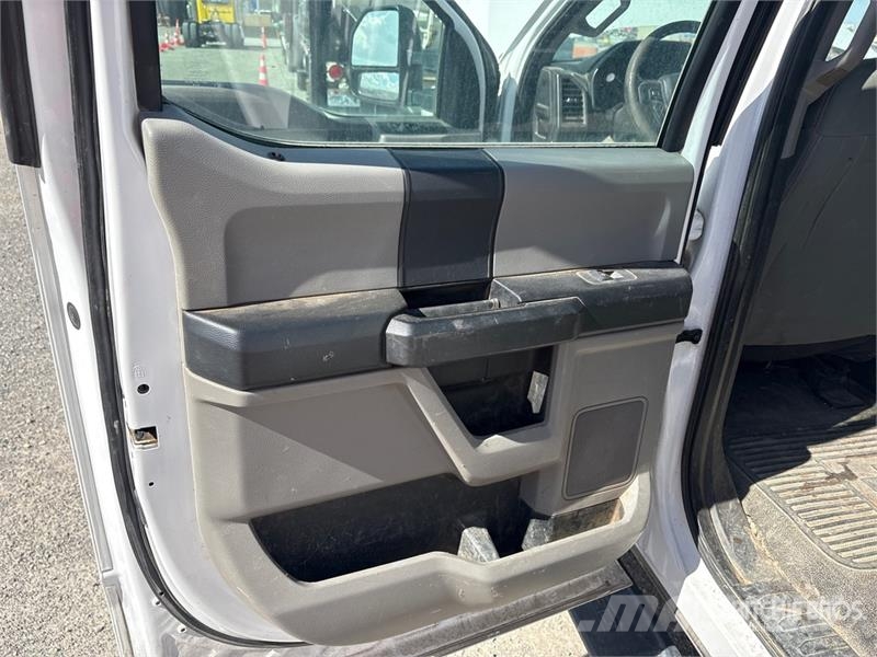 Ford F-350 XL 4x4 Crew Cab Pickup Egyéb