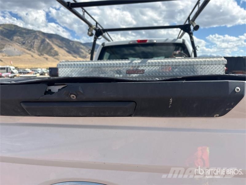 Ford F-350 XL 4x4 Crew Cab Pickup Egyéb