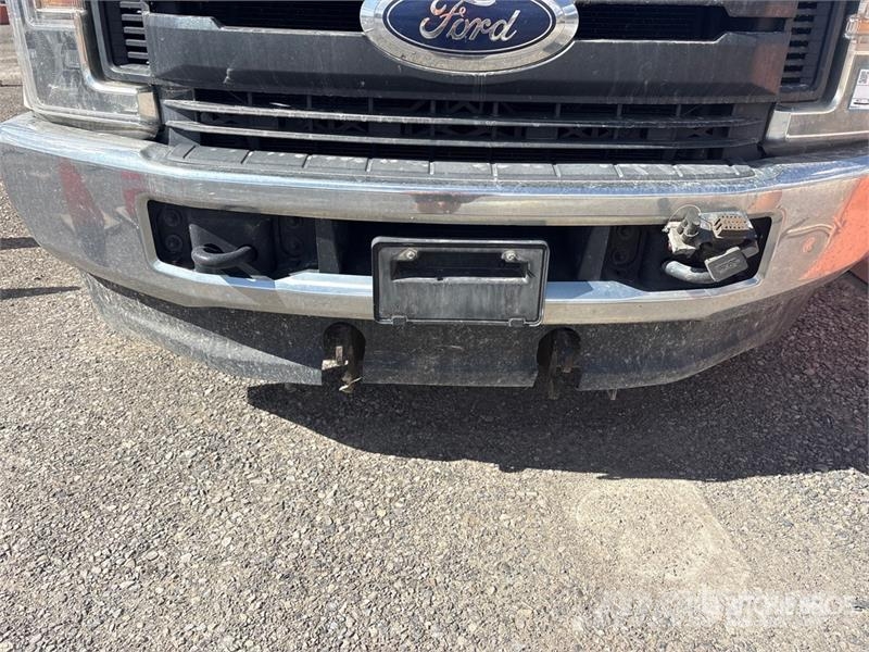 Ford F-350 XL 4x4 Crew Cab Pickup Egyéb