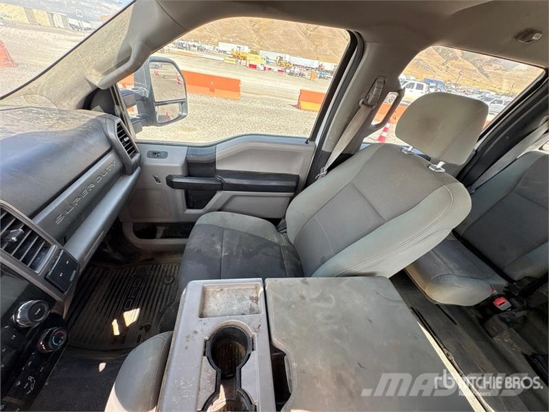 Ford F-350 XL 4x4 Crew Cab Pickup Egyéb