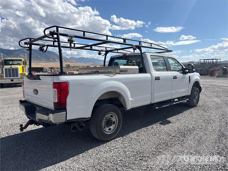 Ford F-350 XL 4x4 Crew Cab Pickup Egyéb