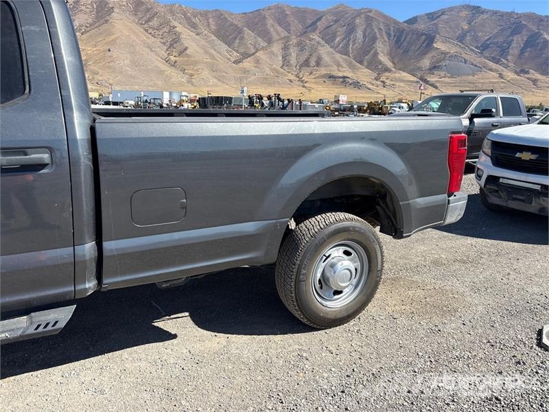 Ford F-350 XL 4x4 Crew Cab Pickup Other