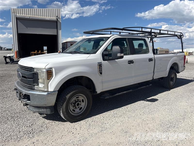 Ford F-350 XL 4x4 Crew Cab Pickup Egyéb