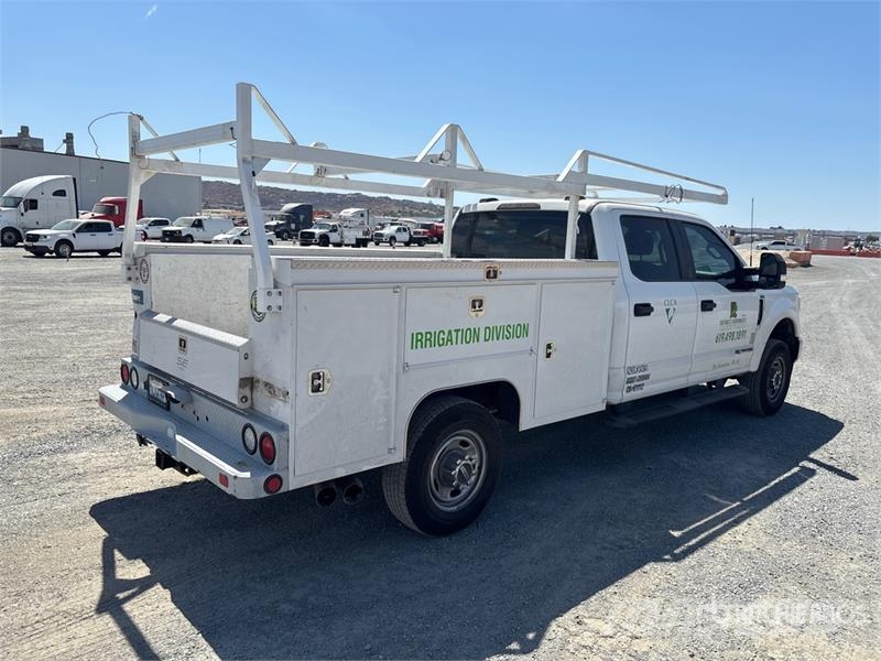 Ford F-350 XL 4x4 Crew Cab Utility Truck Vieglais kravas automobilis/izkraušana no sāniem