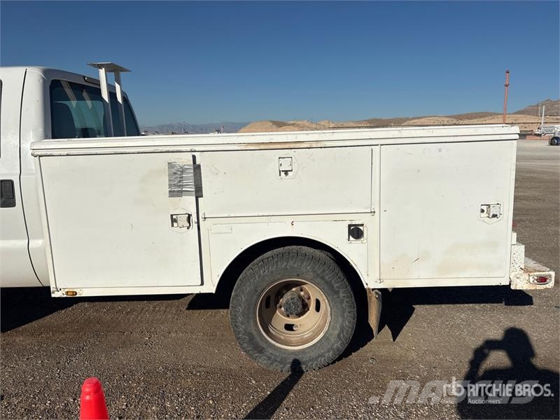 Ford F-350 XL 4x4 Crew Cab Utility Truck Flakbilar/Pickuper