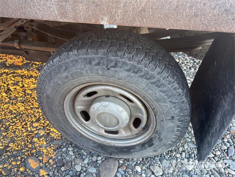 Ford F-350 XL 4x4 Crew Cab Flatbed Truck (Inoperable) Platformas/izkraušana no sāniem