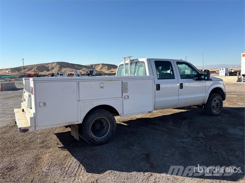 Ford F-350 XL 4x4 Crew Cab Utility Truck Flakbilar/Pickuper
