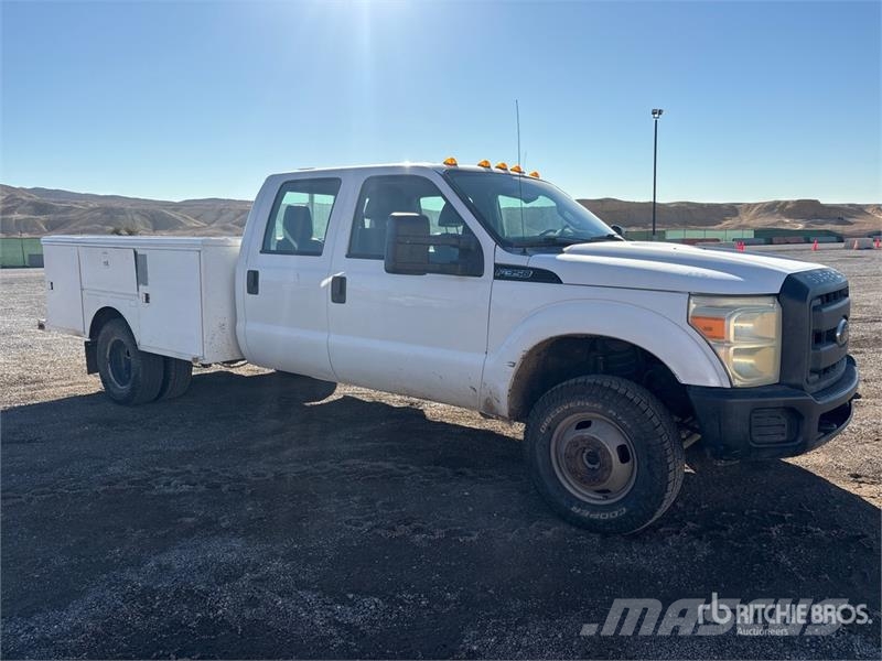 Ford F-350 XL 4x4 Crew Cab Utility Truck Flakbilar/Pickuper