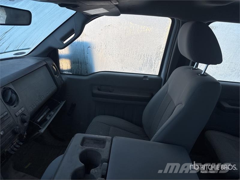 Ford F-350 XL 4x4 Crew Cab Flatbed Truck (Inoperable) Platformas/izkraušana no sāniem