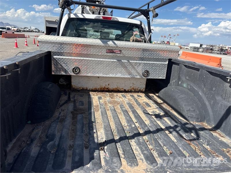 Ford F-350 XL 4x4 Crew Cab Pickup Egyéb