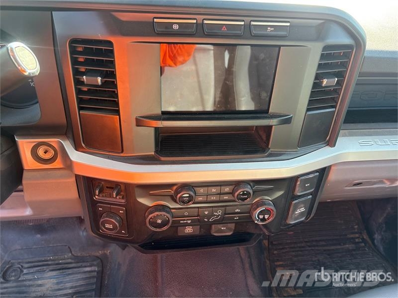 Ford F-350 XL 4x4 Extended Cab Utility Truck Pickup/Sideaflæsning