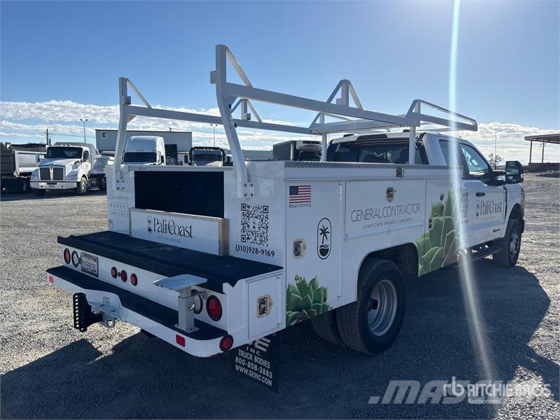 Ford F-350 XL 4x4 Extended Cab Utility Truck Pickup/Sideaflæsning