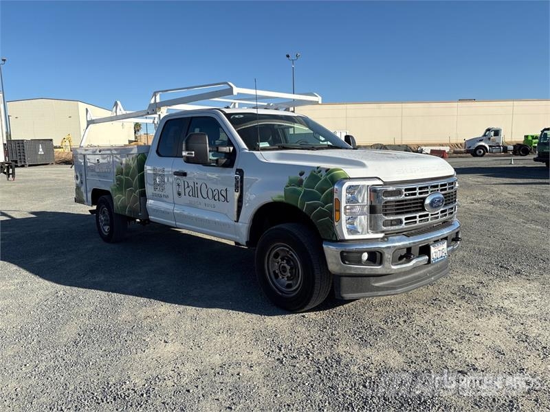 Ford F-350 XL 4x4 Extended Cab Utility Truck Pickup/Sideaflæsning
