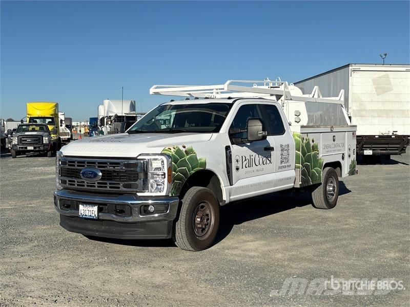 Ford F-350 XL 4x4 Extended Cab Utility Truck Pickup/Sideaflæsning