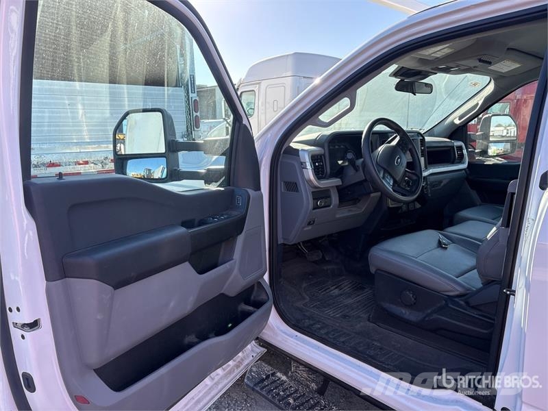 Ford F-350 XL 4x4 Extended Cab Utility Truck Pickup/Sideaflæsning