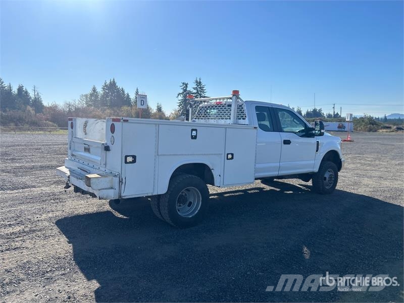 Ford F-350 XL 4x4 Extended Cab Utility Truck شاحنات خفيفة/مفصلية الجوانب
