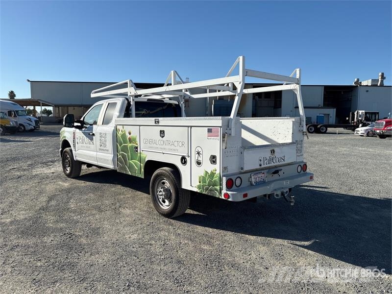 Ford F-350 XL 4x4 Extended Cab Utility Truck Pickup/Sideaflæsning