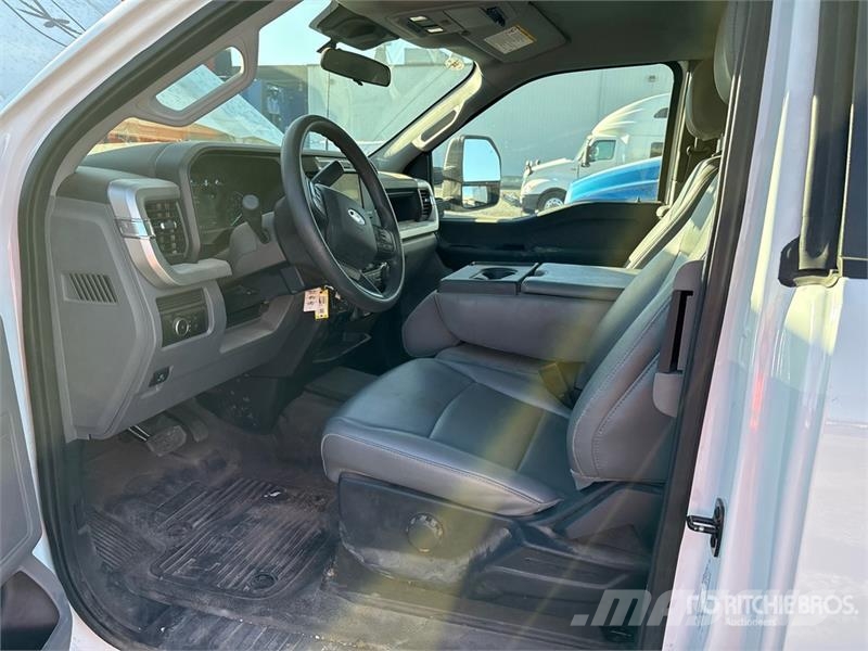 Ford F-350 XL 4x4 Extended Cab Utility Truck Pickup/Sideaflæsning