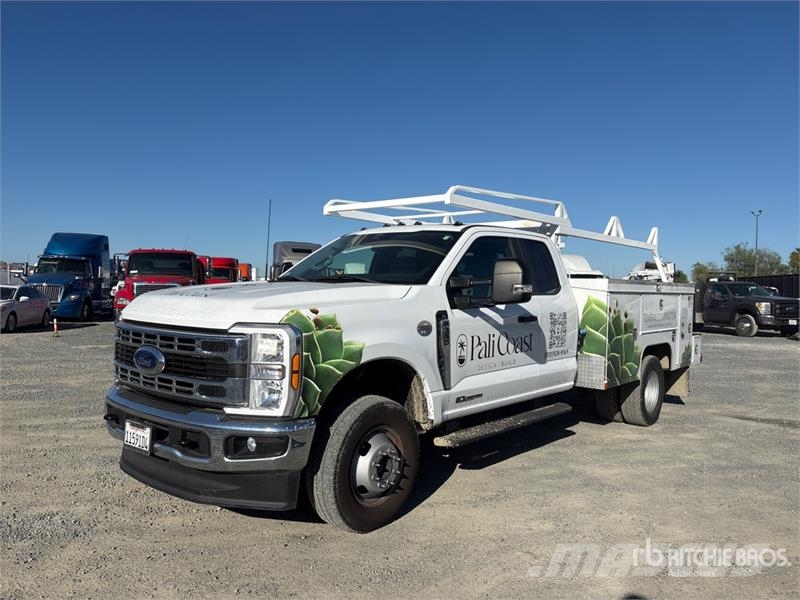 Ford F-350 XL 4x4 Extended Cab Utility Truck Pickup/Sideaflæsning