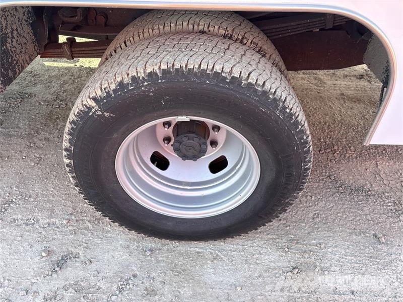 Ford F-350 XL 4x4 Extended Cab Utility Truck Pickup/Sideaflæsning