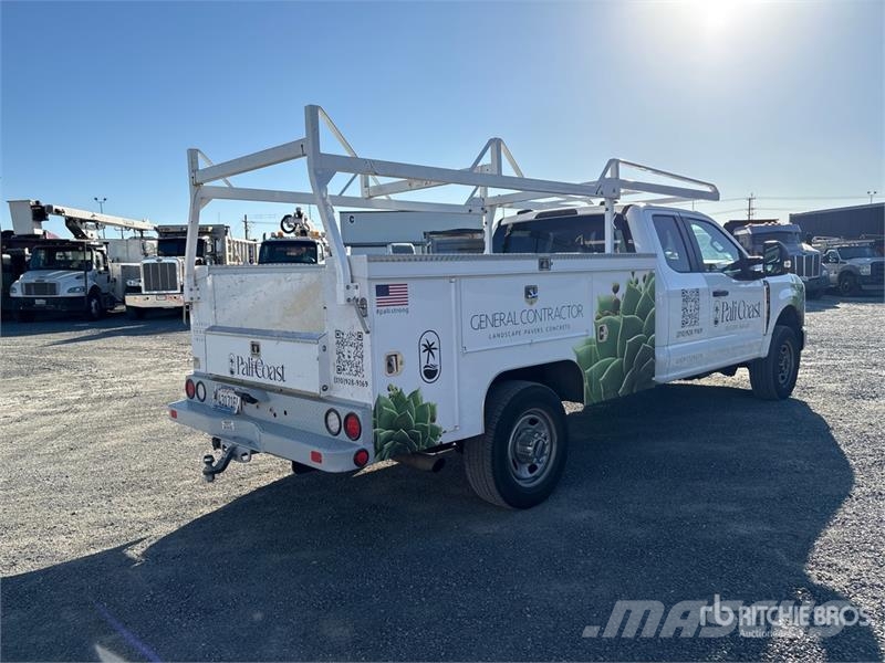 Ford F-350 XL 4x4 Extended Cab Utility Truck Pickup/Sideaflæsning